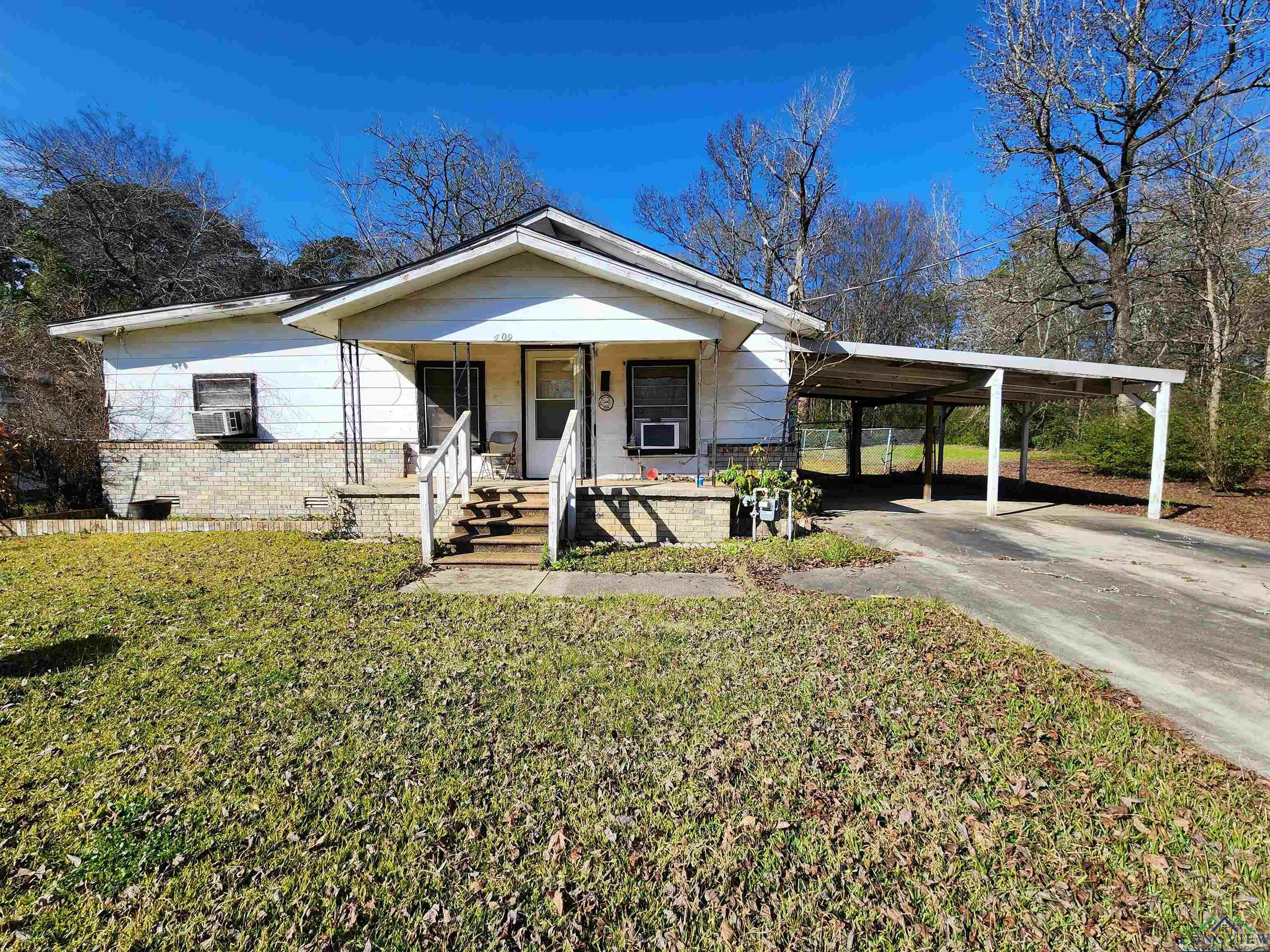 Property Photo:  409 St John St  TX 75657 