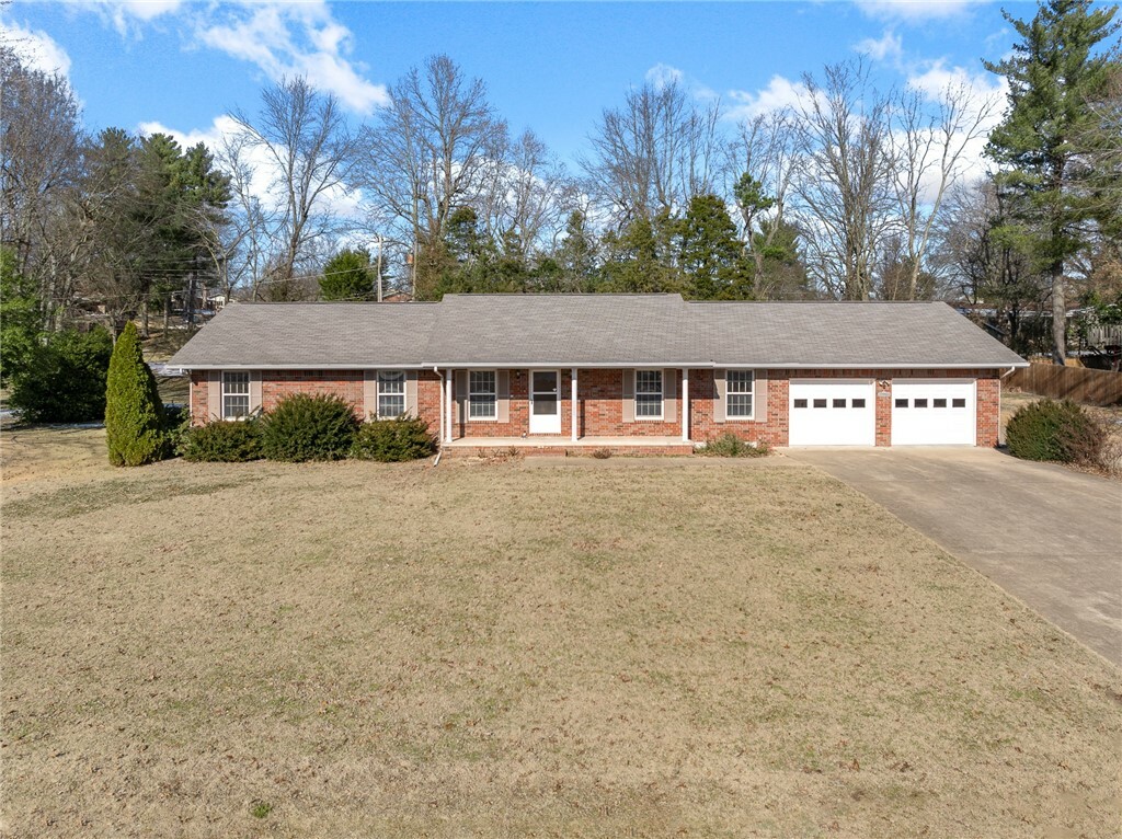 Property Photo:  1511 Brentwood Drive  AR 72601 