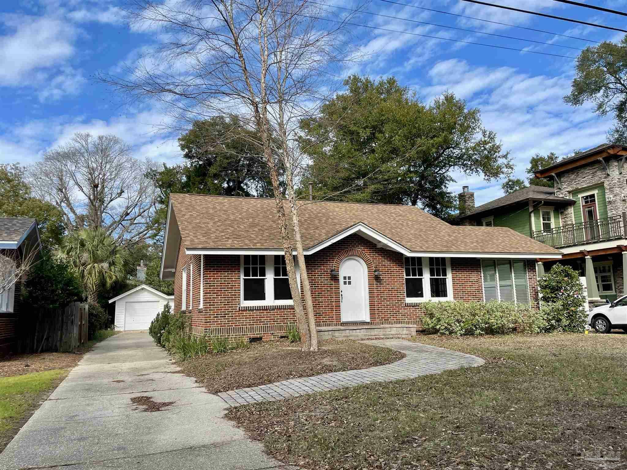 Property Photo:  1606 E Lakeview Ave  FL 32503 