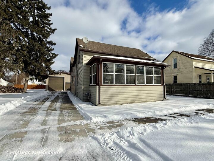 1712 Lyon Street  Saginaw MI 48602 photo