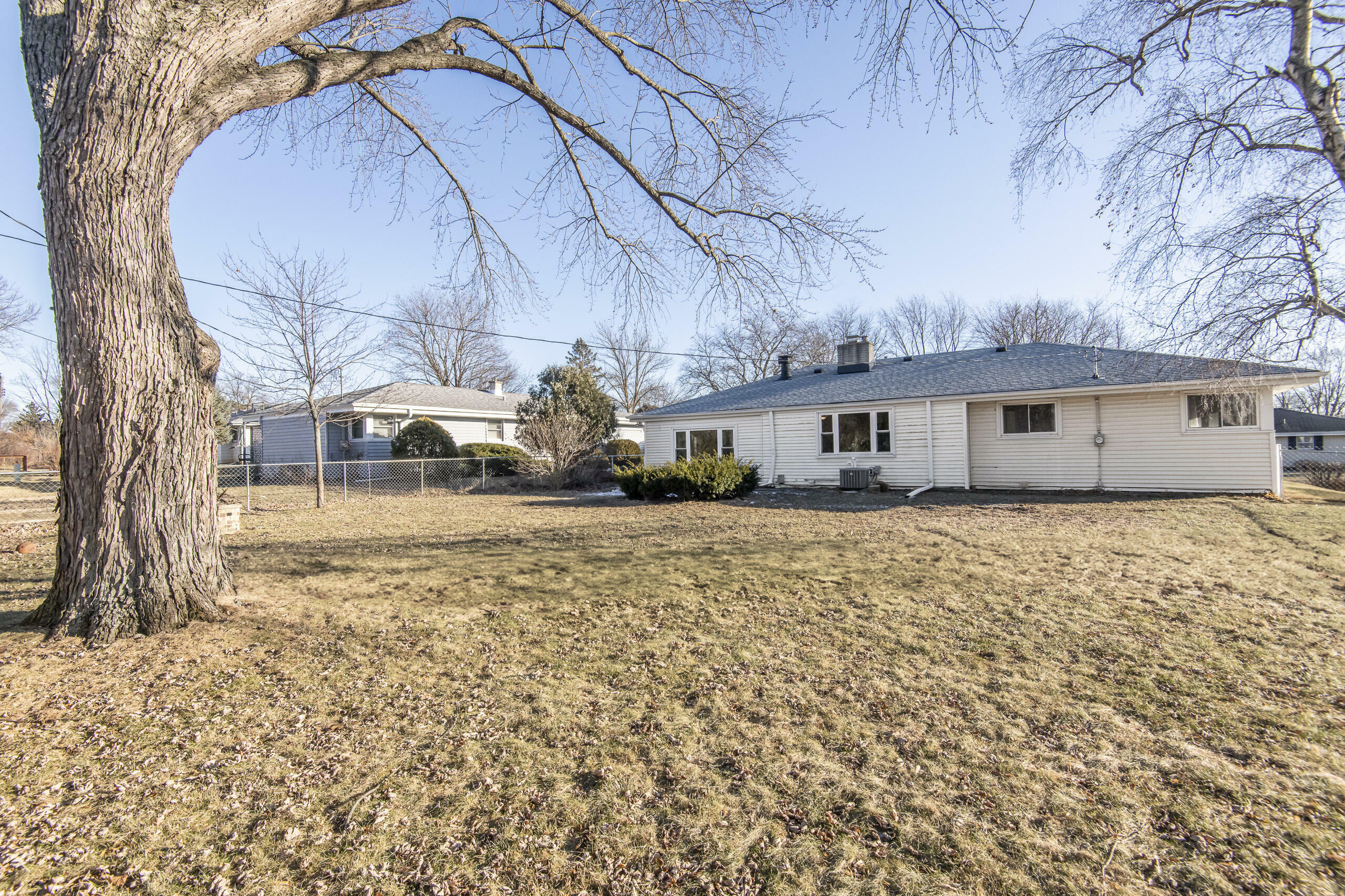 Property Photo:  5402 Lakeview Dr  WI 53129 