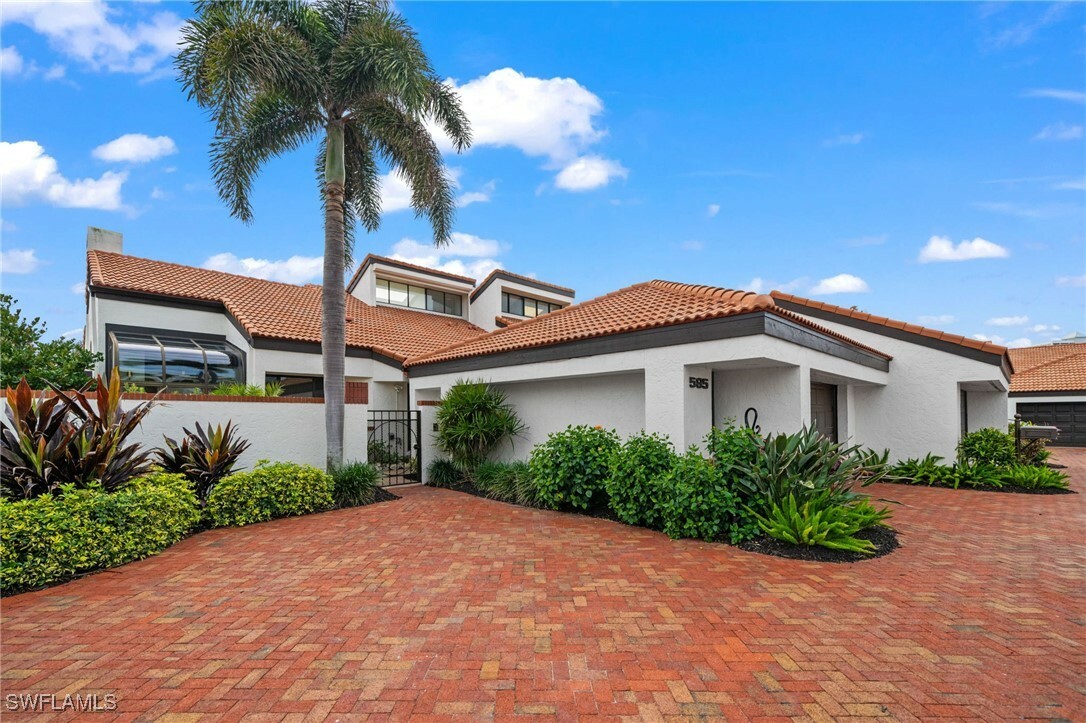 Property Photo:  585 Bay Villas Lane 88  FL 34108 