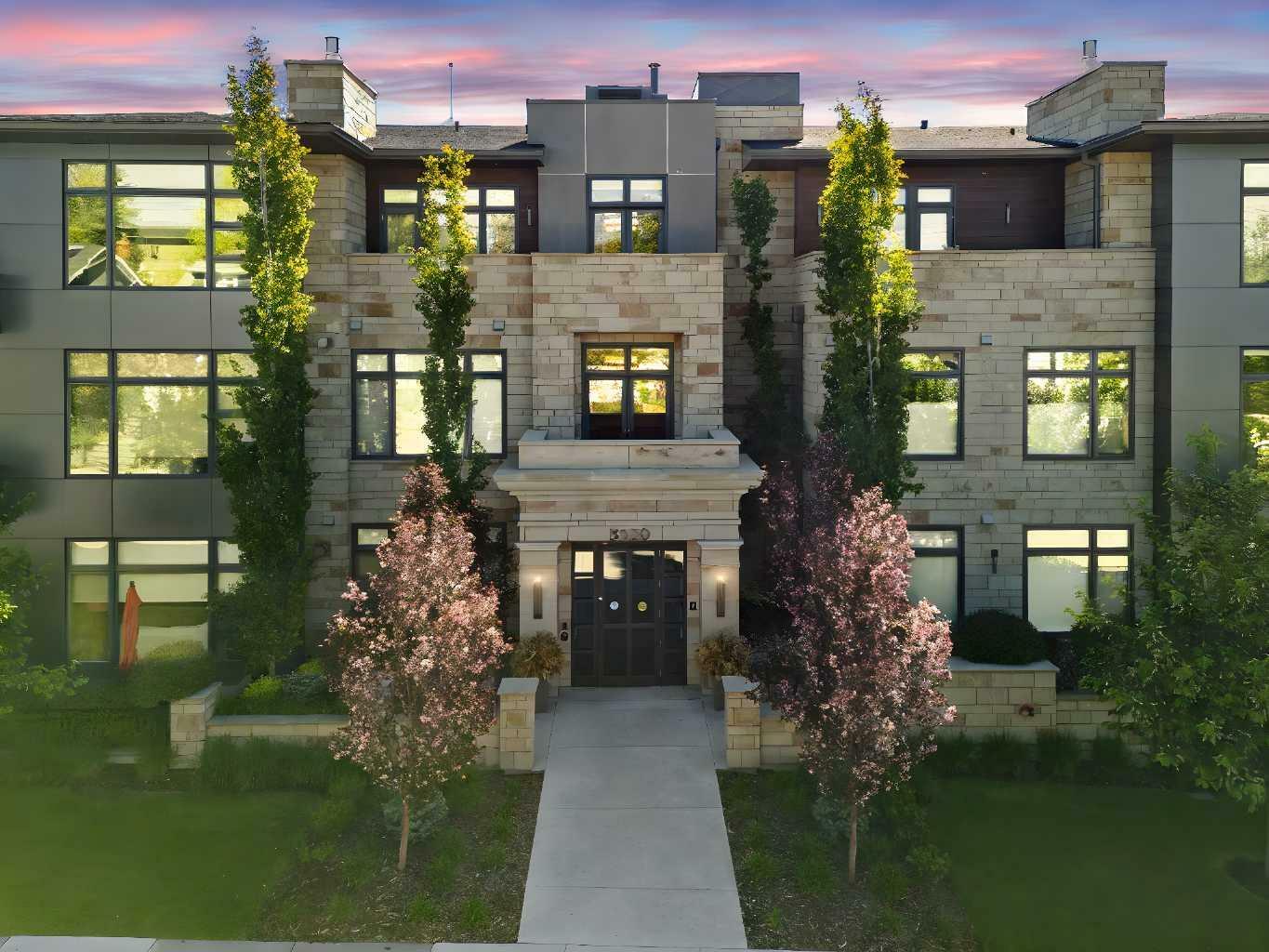 Property Photo: 3030 17 Street SW 204 AB T2T 6X3