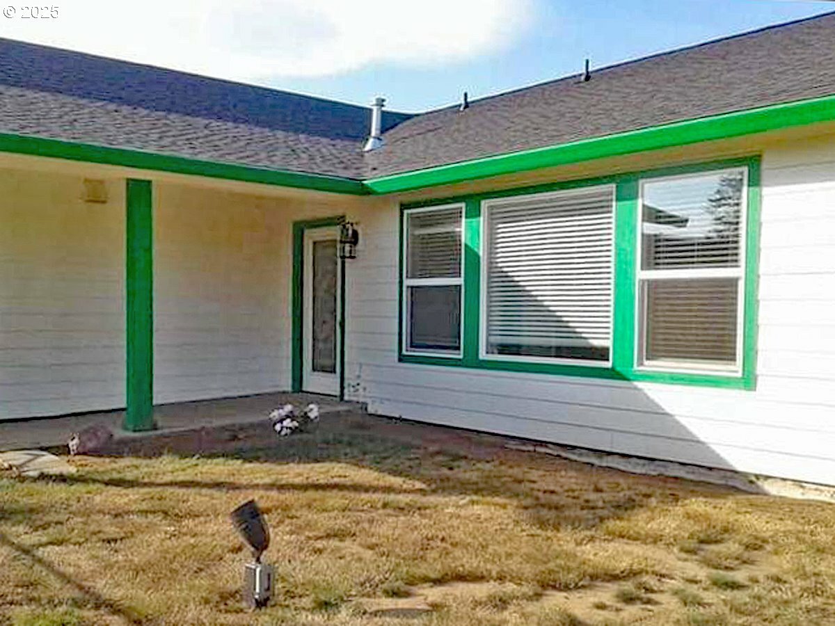 Property Photo: 506 E Jones St A WA 98675