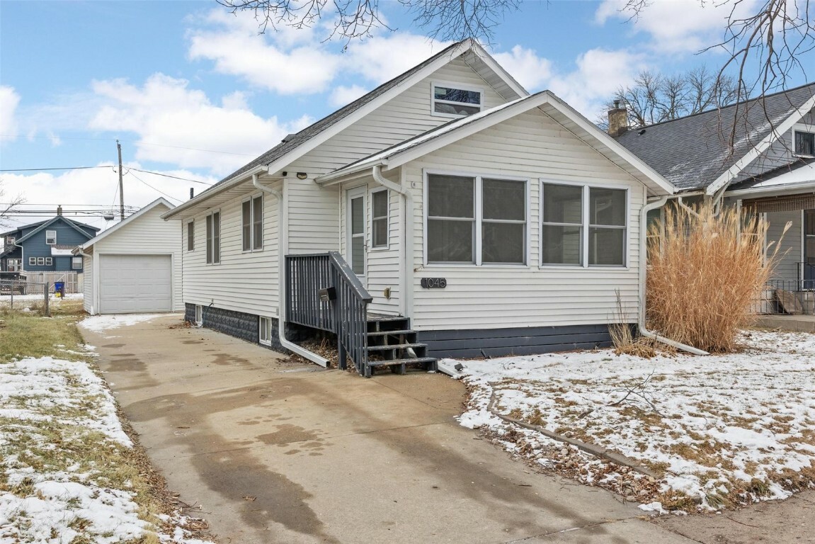 Property Photo:  1045 G Avenue NW  IA 52405 