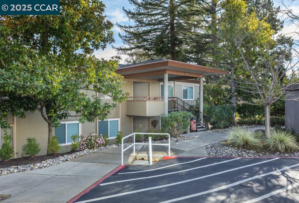 Property Photo:  1208 Skycrest Dr 5  CA 94595 