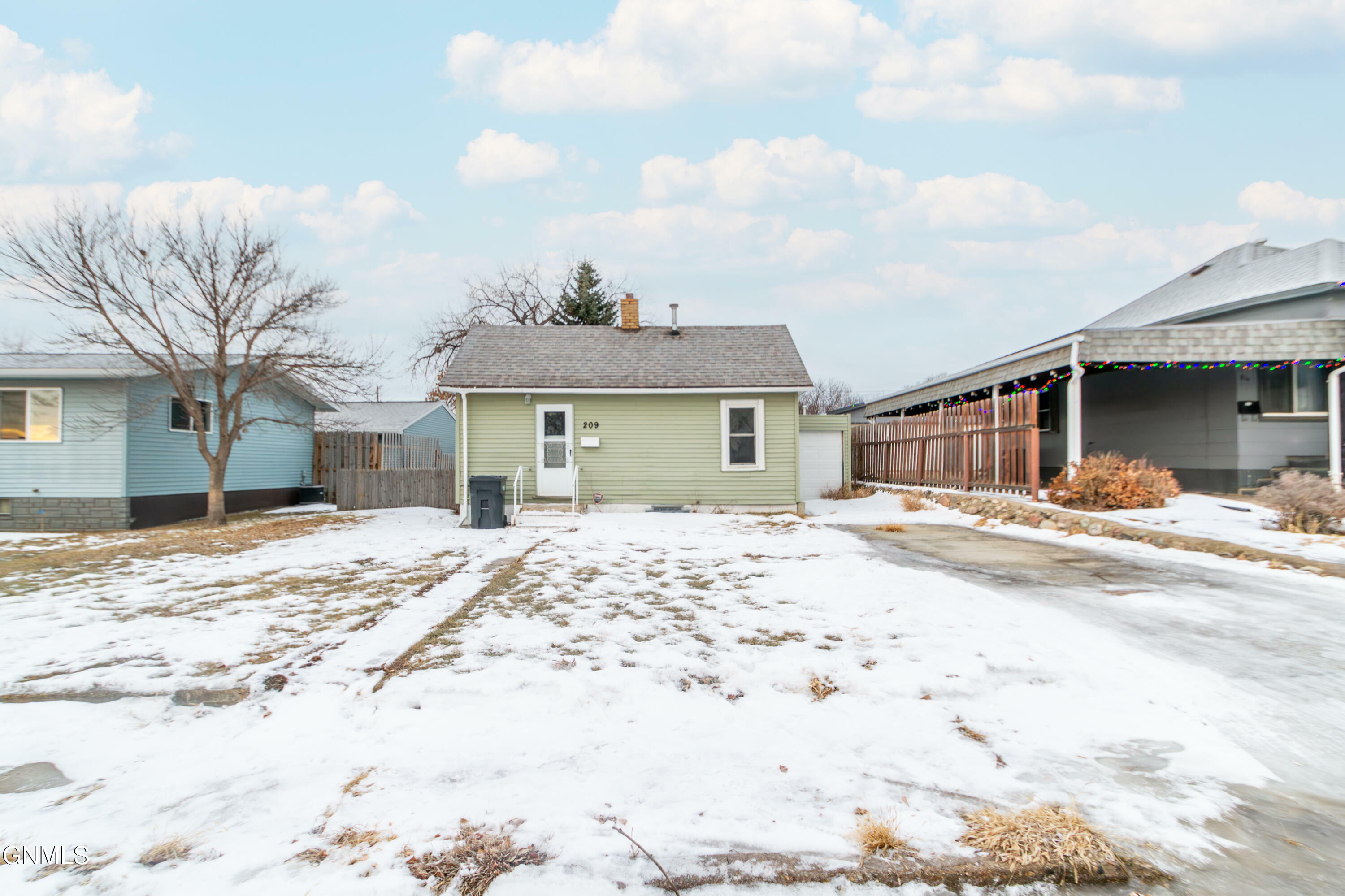 Property Photo:  209 10th Avenue NE  ND 58554 