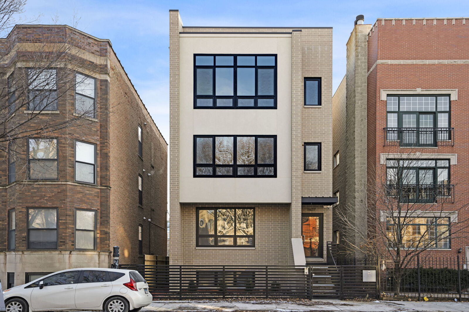 Property Photo: 1627 W Warren Boulevard 1 IL 60612