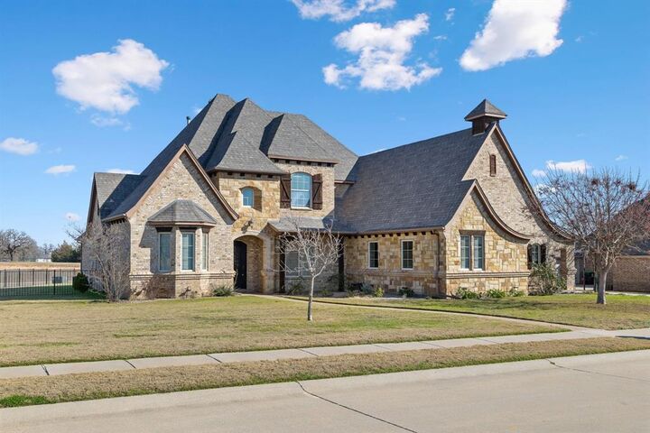Property Photo: 116 Highgate Court TX 76023