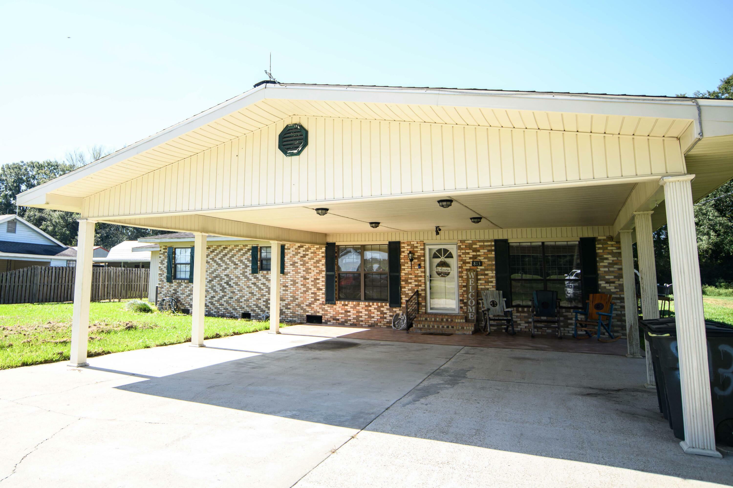 Property Photo: 813 6th Ave LA 70655