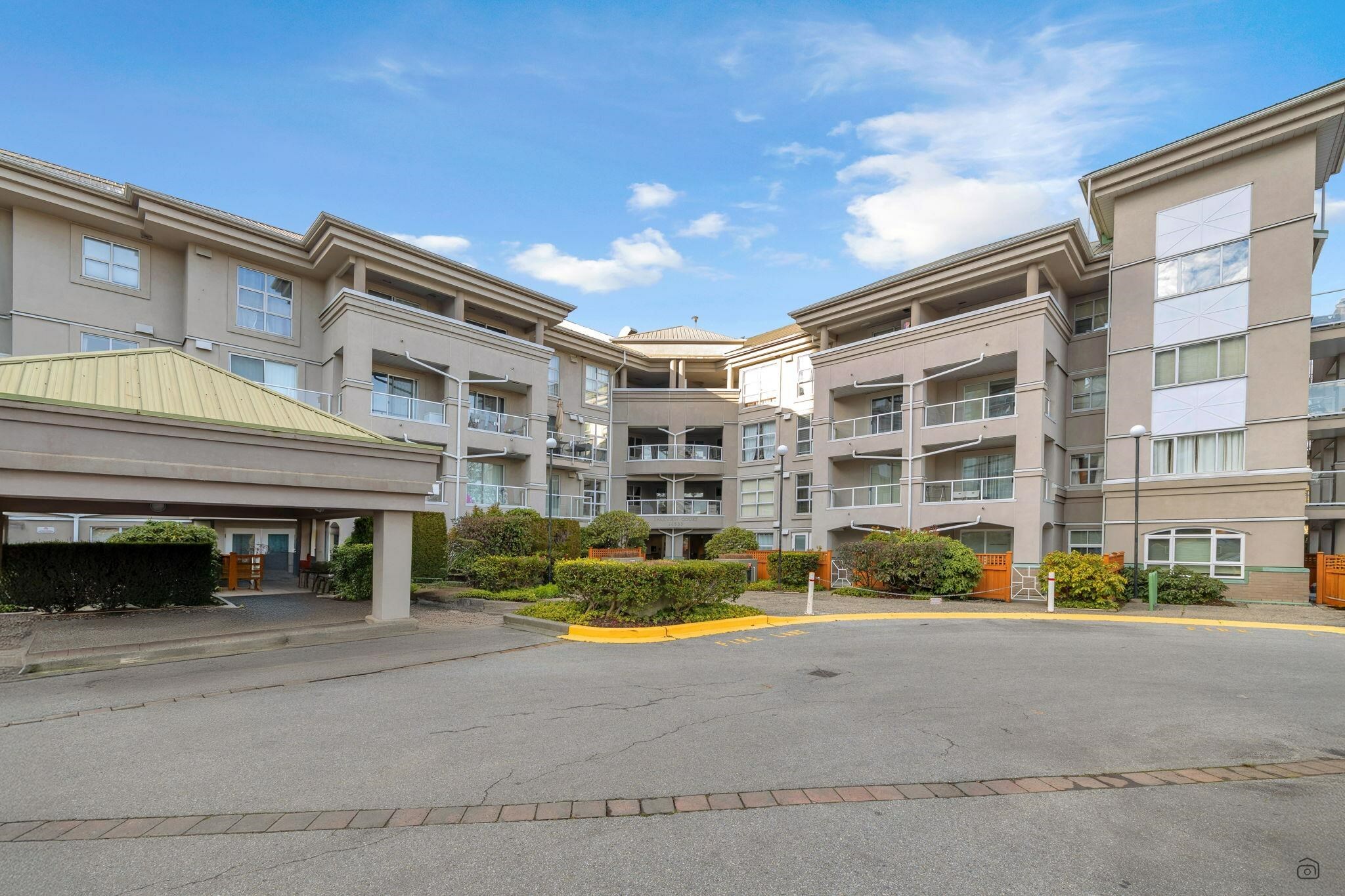 Photo de la propriété: 10533 University Drive 206 BC V3T 5T7