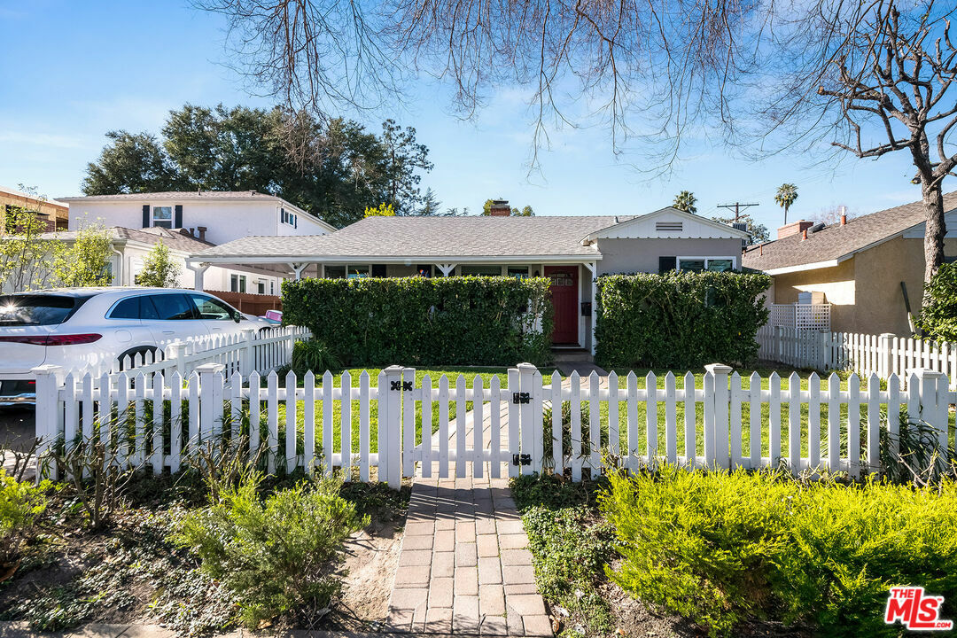 Property Photo:  4253   Bellaire Ave  CA 91604 