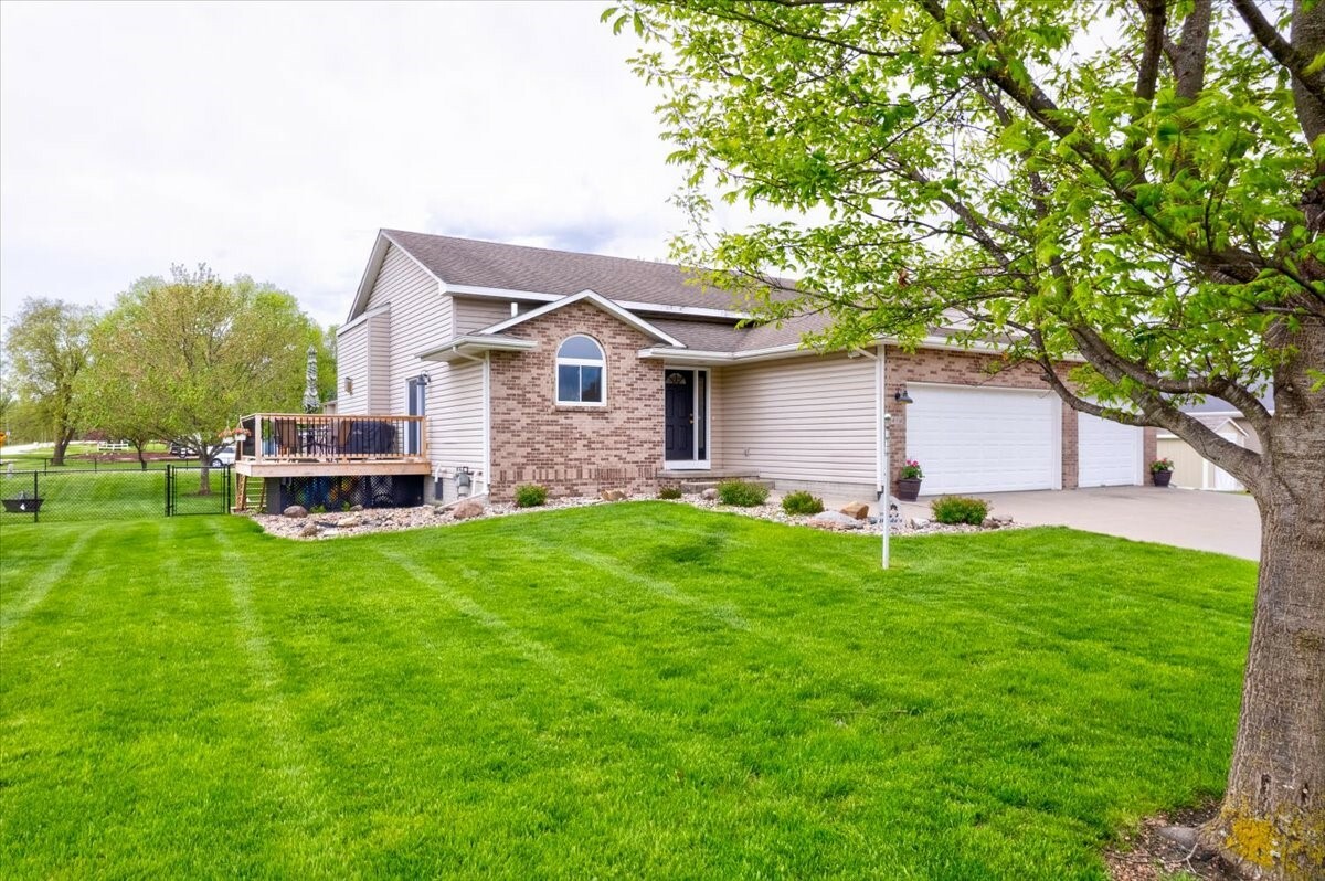 Property Photo:  416 NW 70th Place  IA 50023 