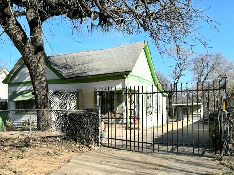 Property Photo: 1308 Harrington Avenue TX 76164