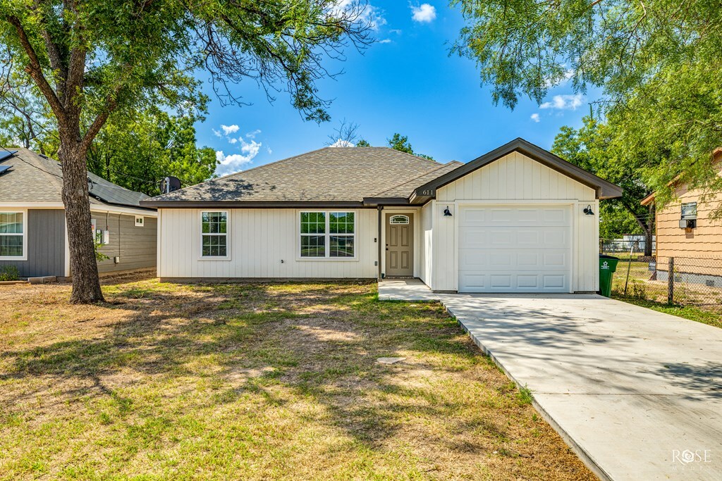 Property Photo:  611 E 25th St  TX 76903 