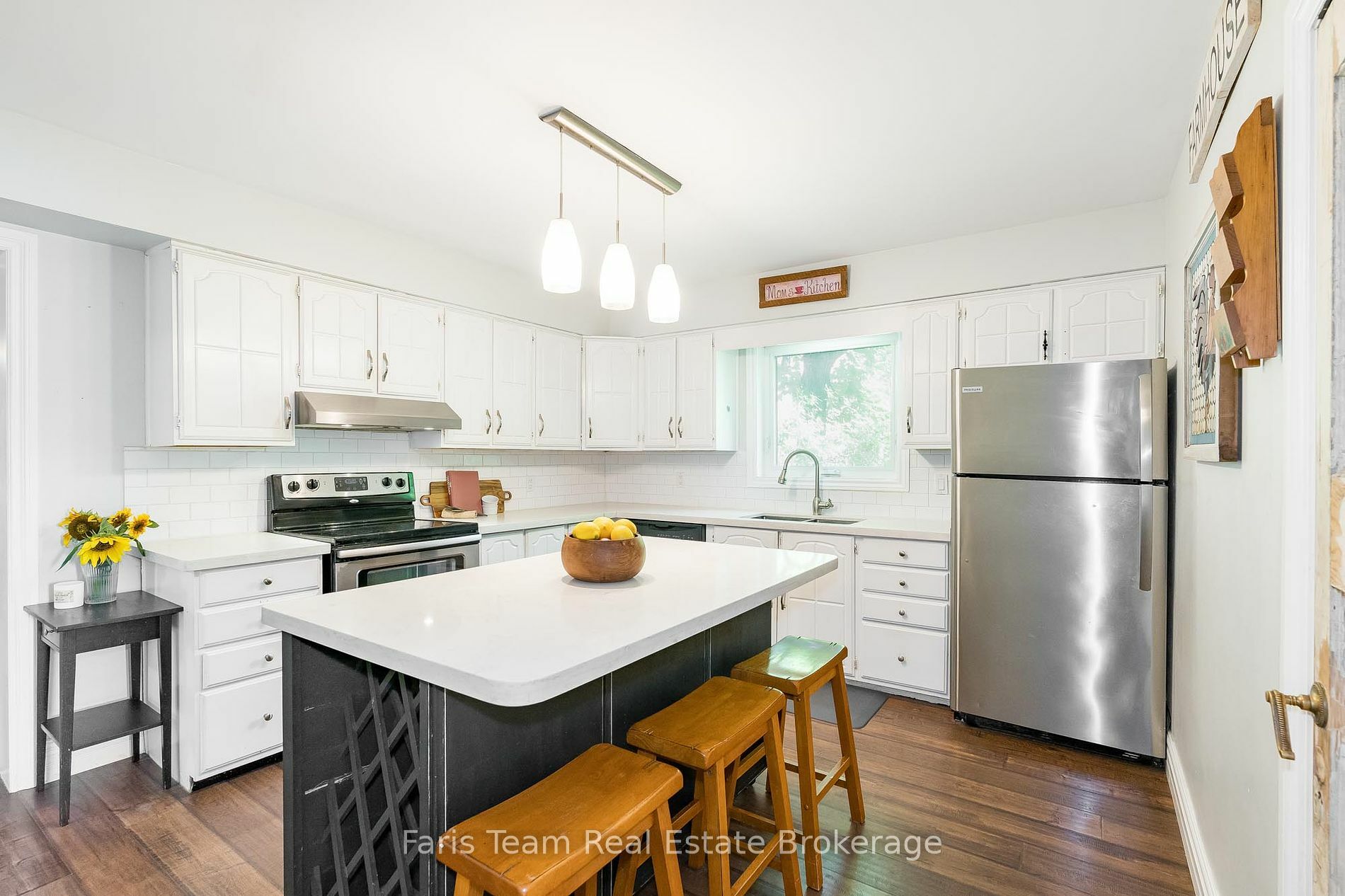 Property Photo:  21 Robert St E  ON L9M 1A9 