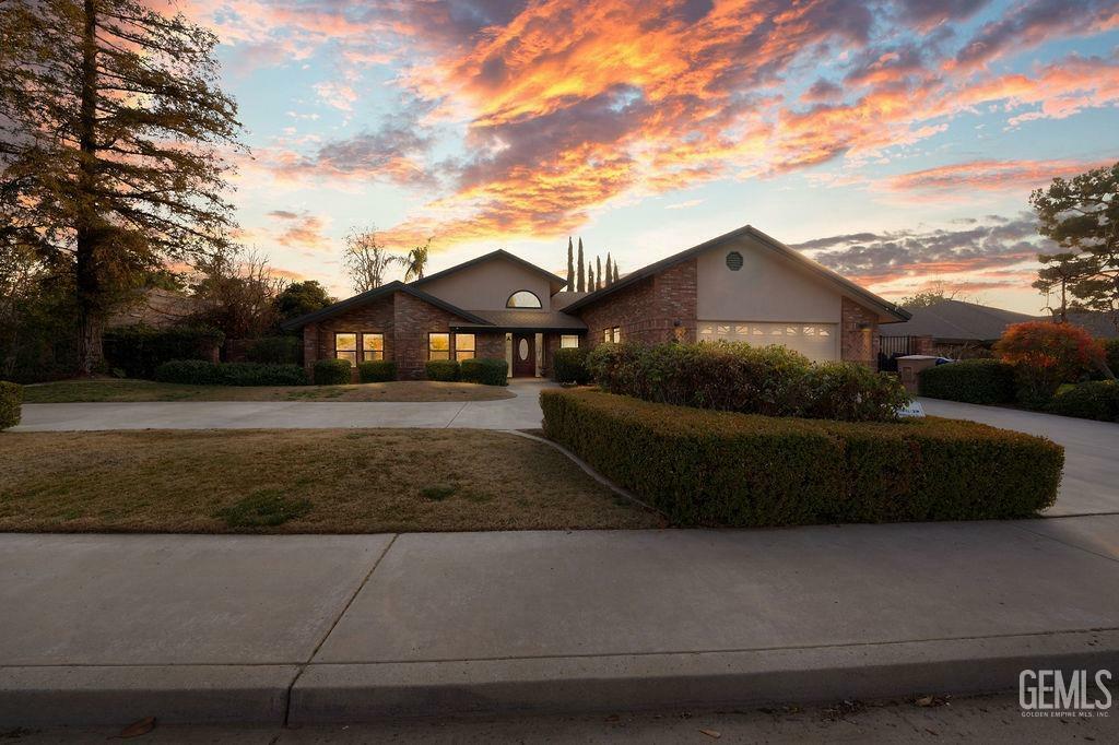 Property Photo:  7001 Eloy Avenue  CA 93308 