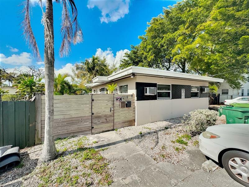 Property Photo: 1219 NE 5th Ter FL 33304