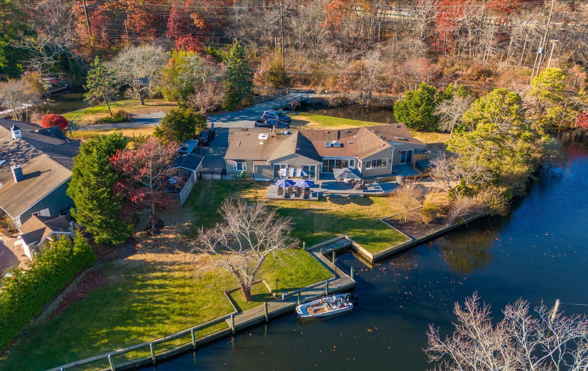 32 Biltmore Avenue Avenue  Oakdale NY 11769 photo