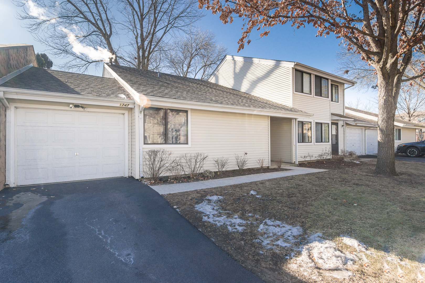 Property Photo:  1747 E Canterbury Lane 1747  IL 60074 