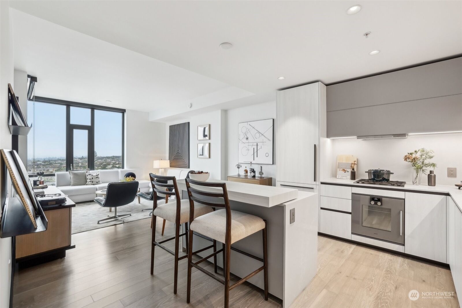 Property Photo: 889 Avenue Square NE 602 WA 98004