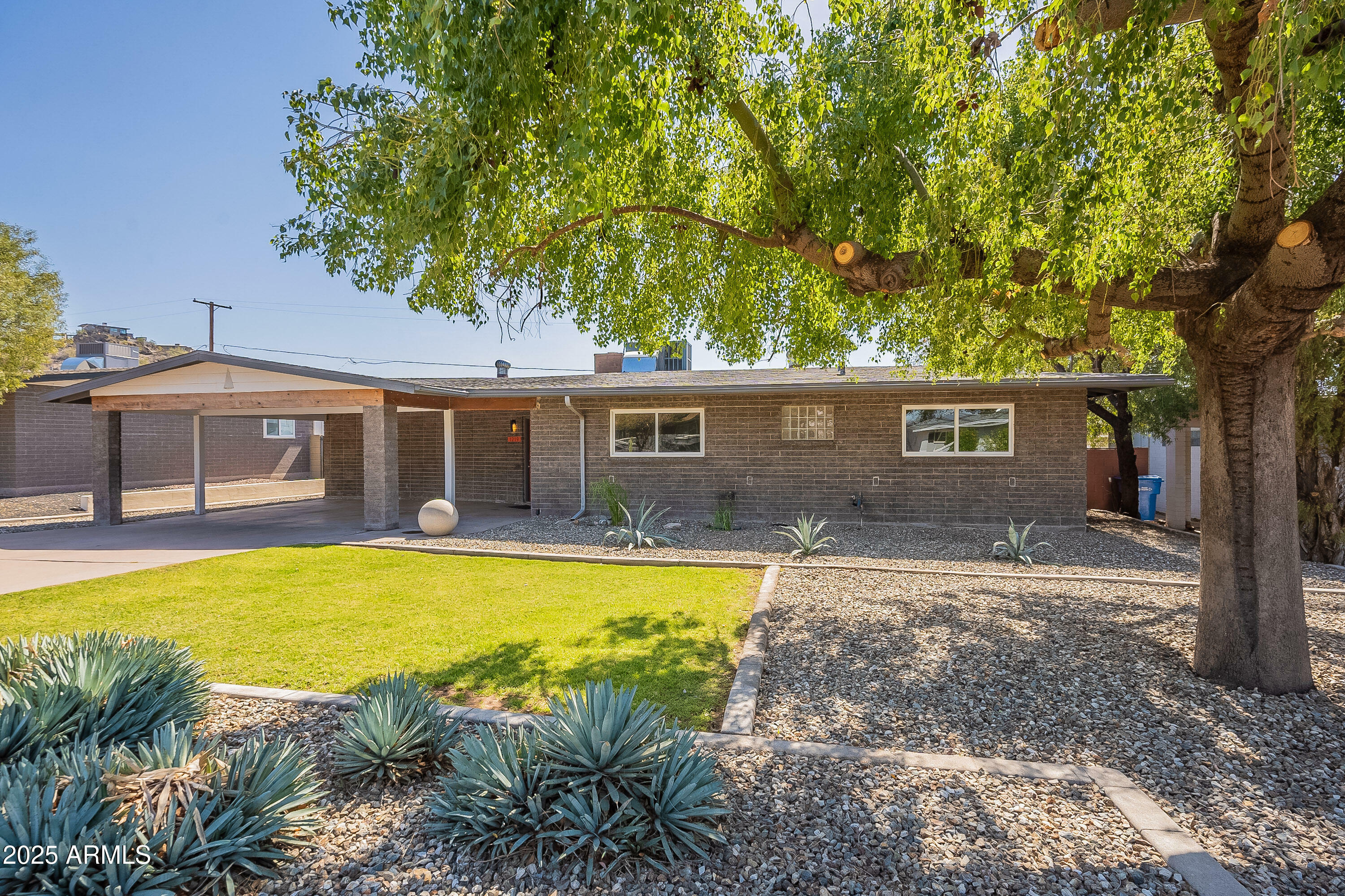 Property Photo:  1219 E Seldon Lane  AZ 85020 