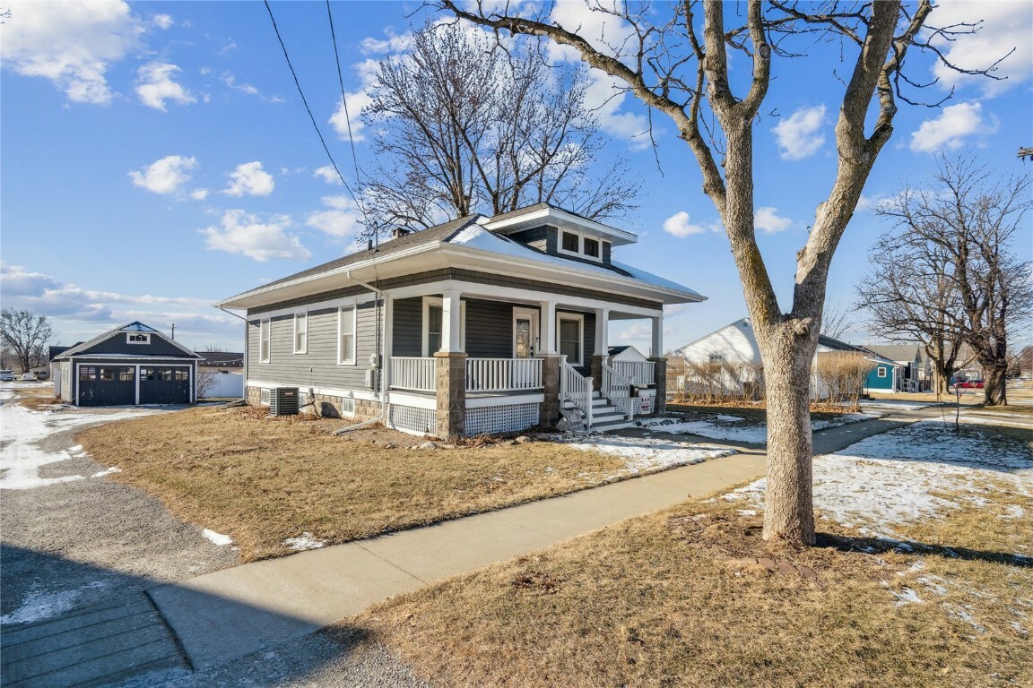 Property Photo:  708 E 9th St  IA 52349 