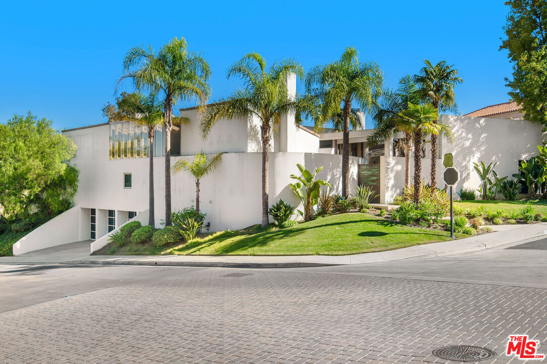 Property Photo:  11975 Crest Pl  CA 90210 