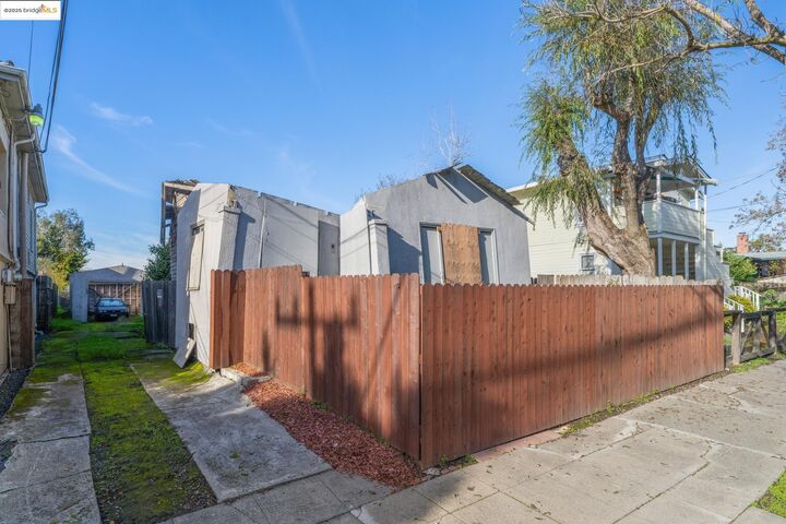 Property Photo: 3032 Mabel St CA 94702