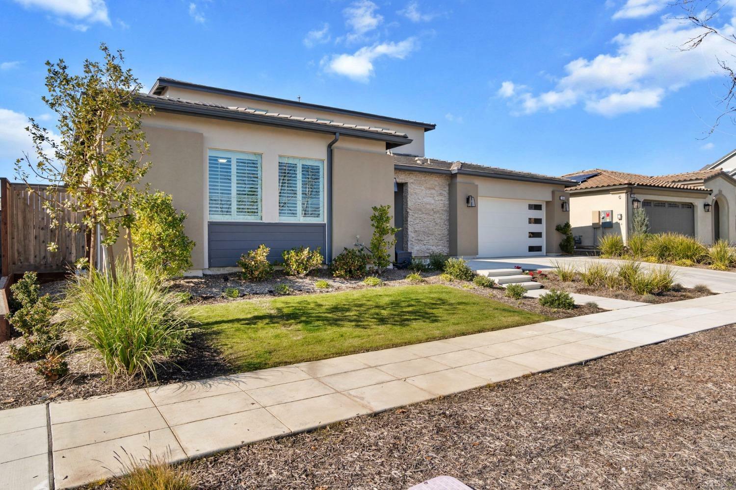 Property Photo:  1046 Treasure Hills Drive  CA 93636 