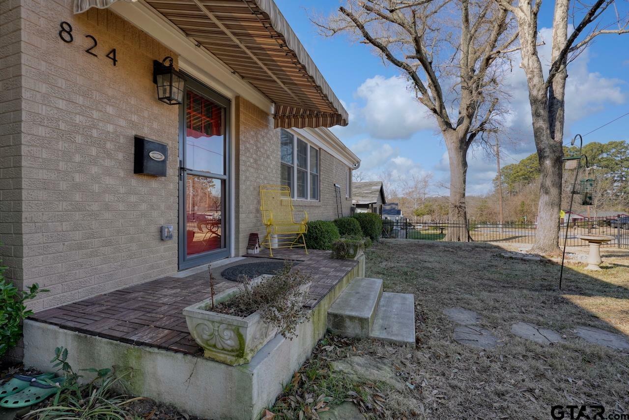 Property Photo:  824 W 9th Street  TX 75701 