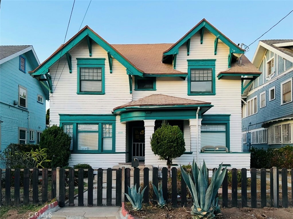 Property Photo:  2237 Cambridge Street  CA 90006 