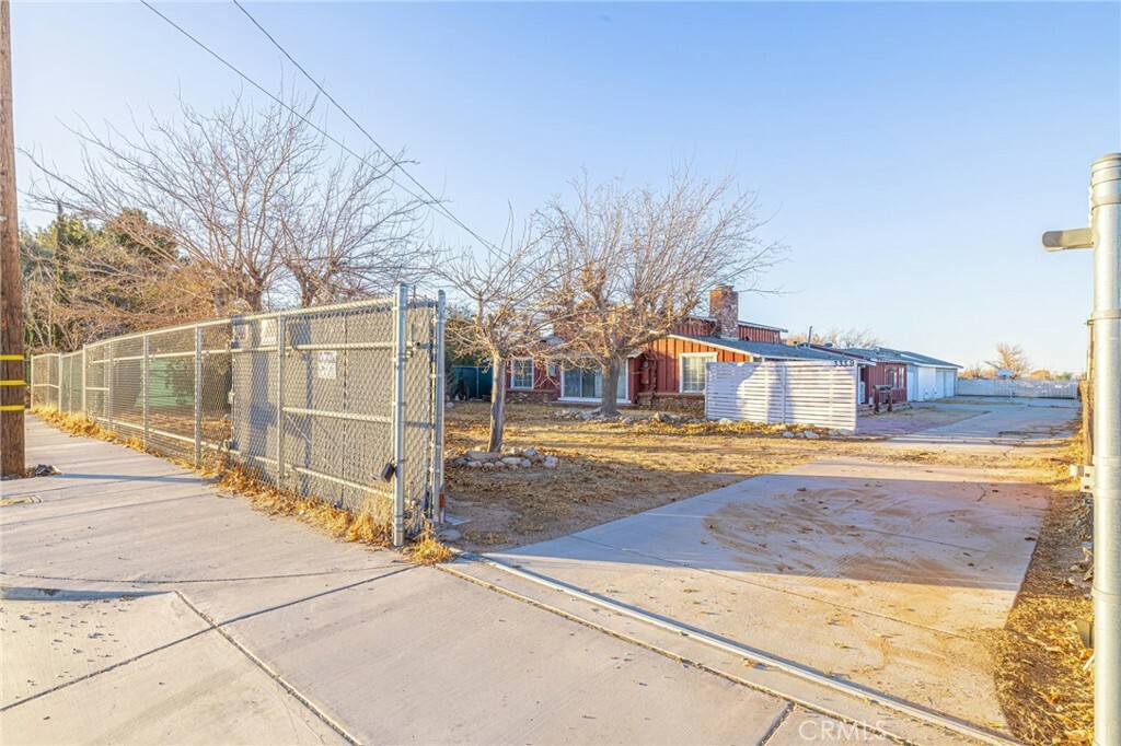 Property Photo: 3339 E Avenue S CA 93550
