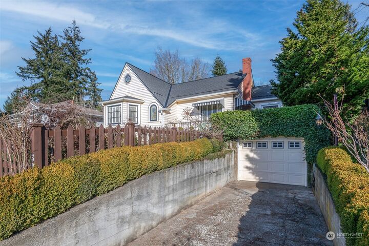 Property Photo:  305  Regents Boulevard  WA 98466 