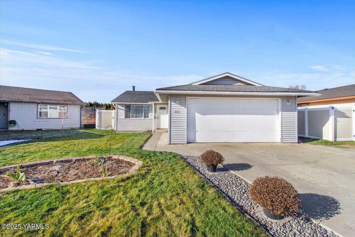 Property Photo:  1812 Pickins Lp  WA 98908 