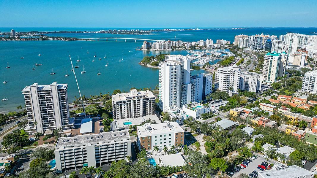 Property Photo:  435 S Gulfstream Avenue 1004  FL 34236 