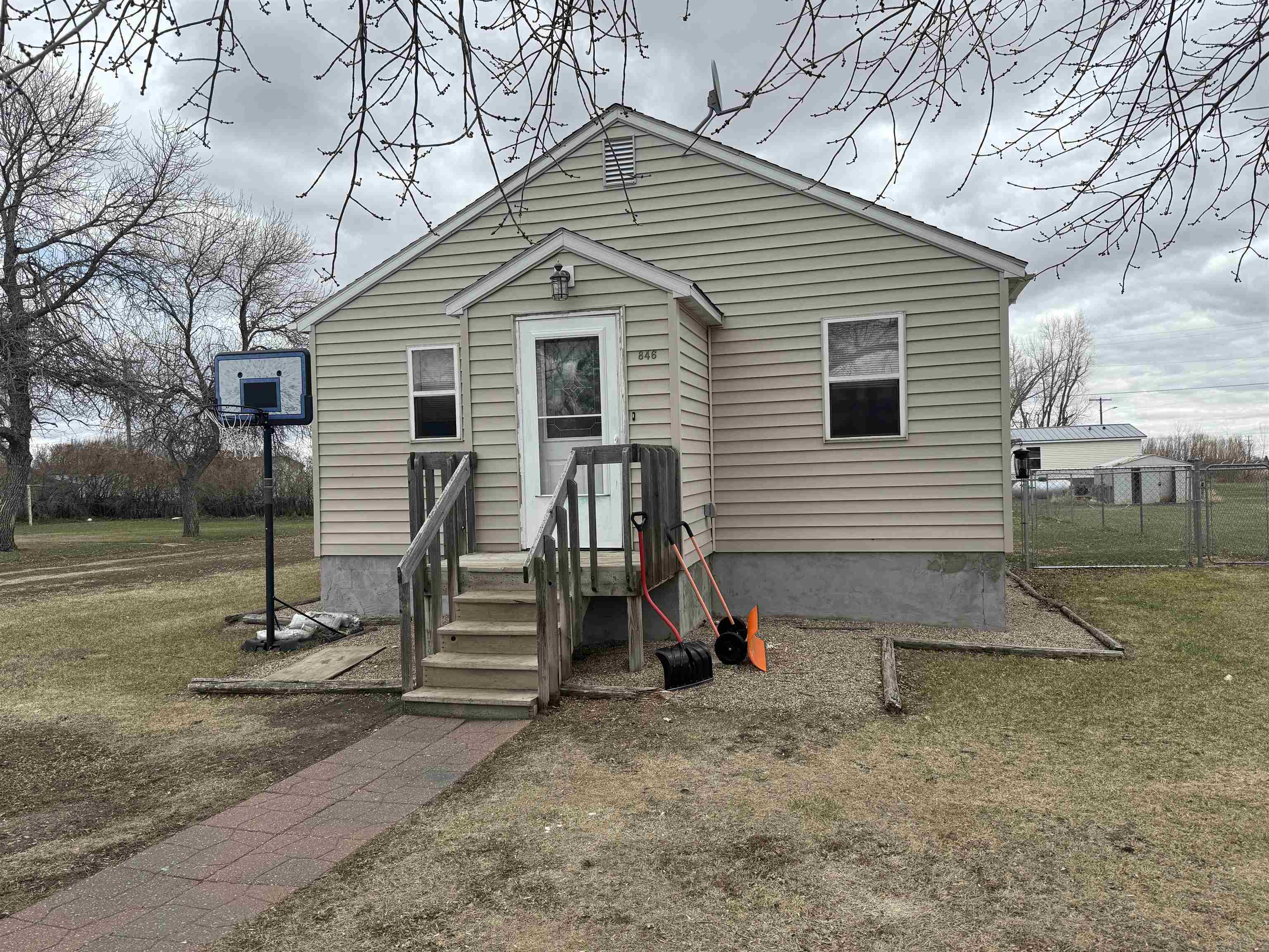 Property Photo: 846 Opfer Ave ND 58750