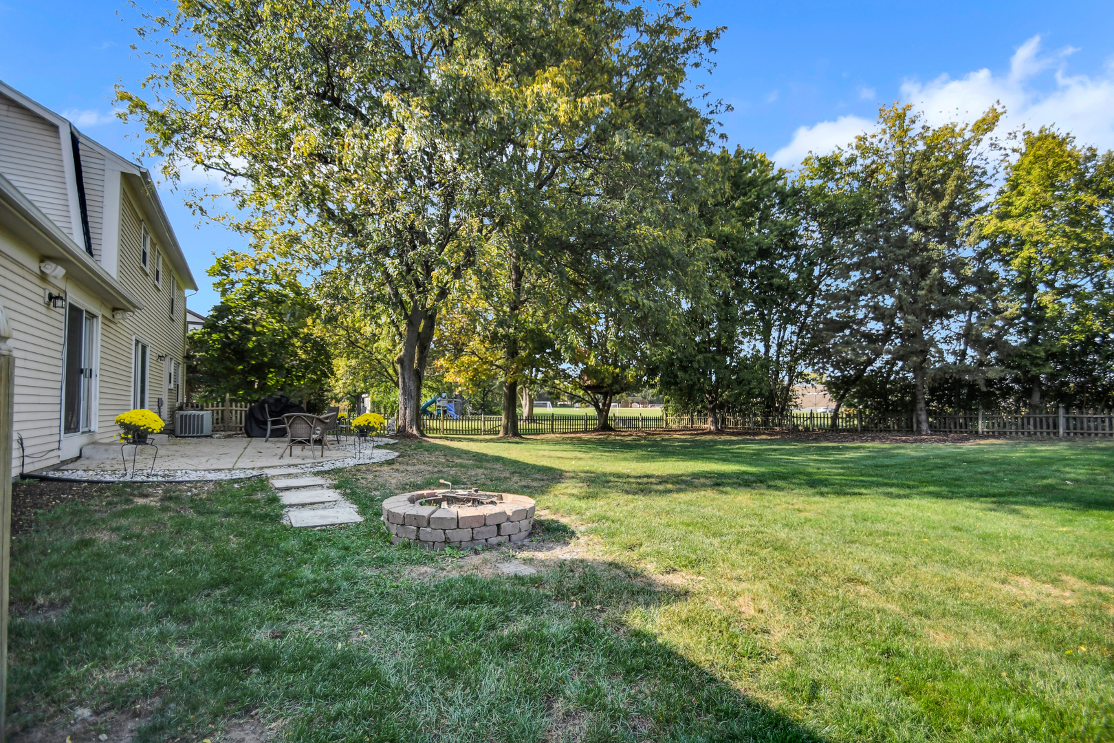 Property Photo:  624 Millbrook Drive  IL 60516 