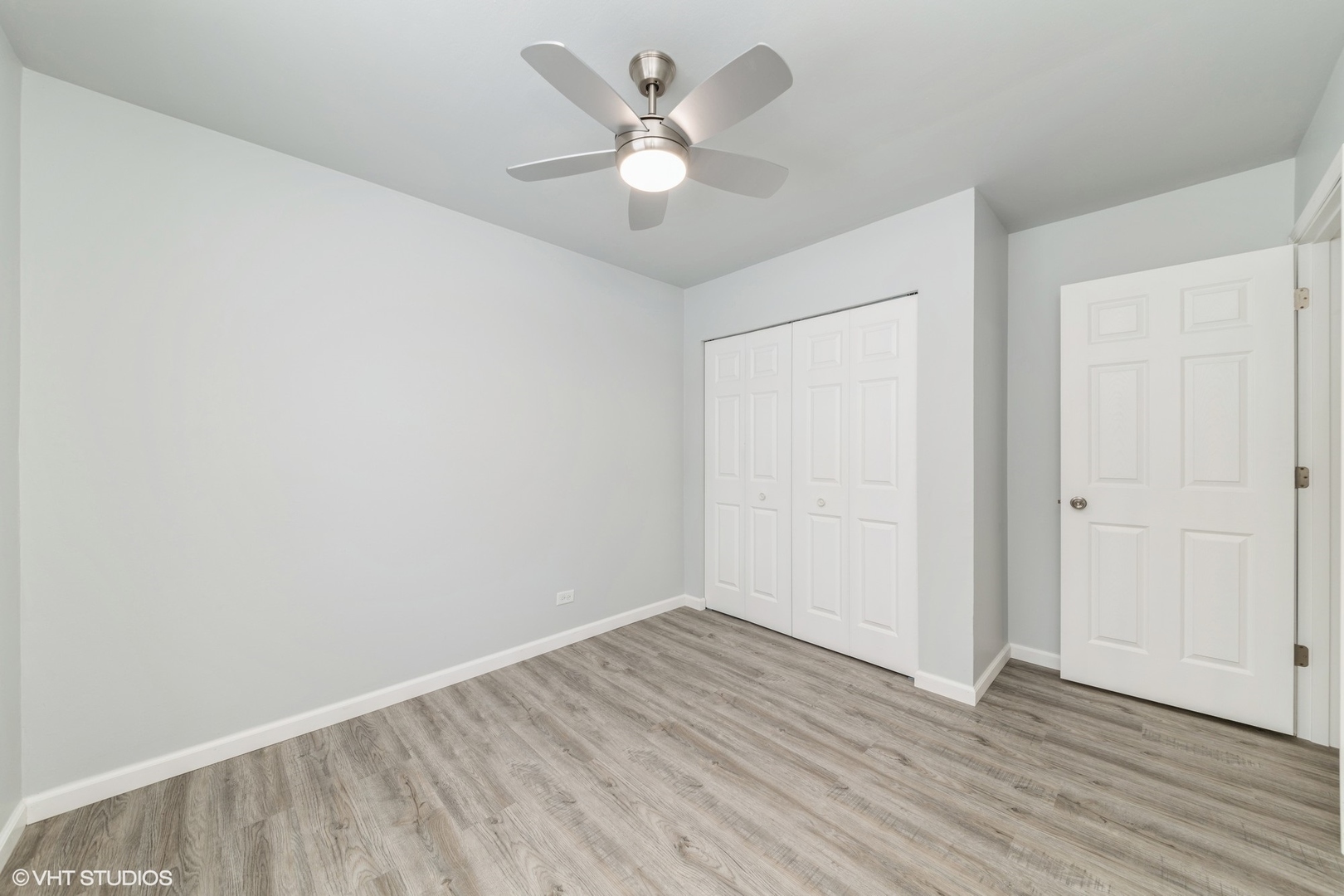 Property Photo:  947 Surf Court  IL 60103 