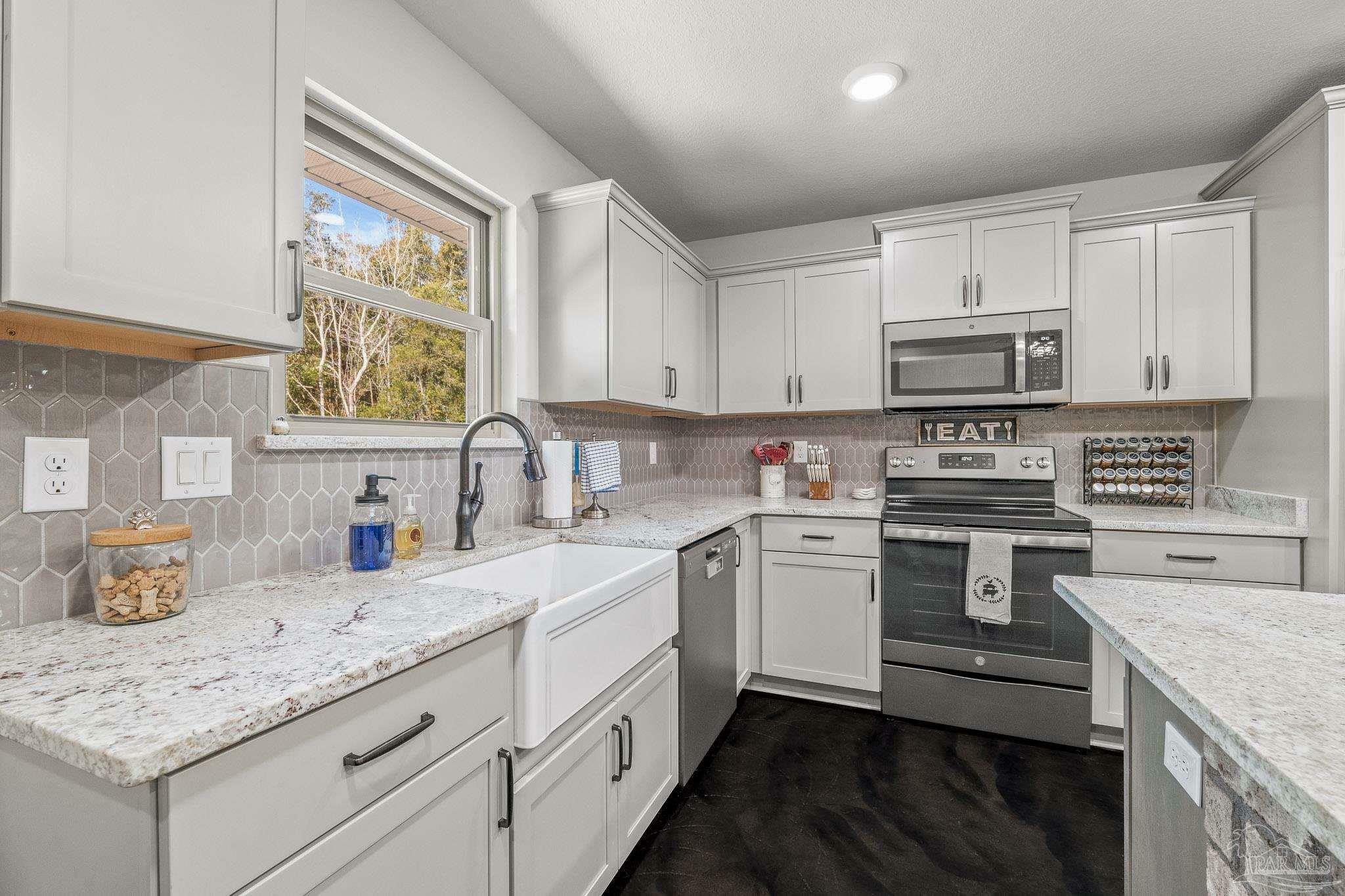 Property Photo:  6027 Ashton Woods Cir  FL 32570 