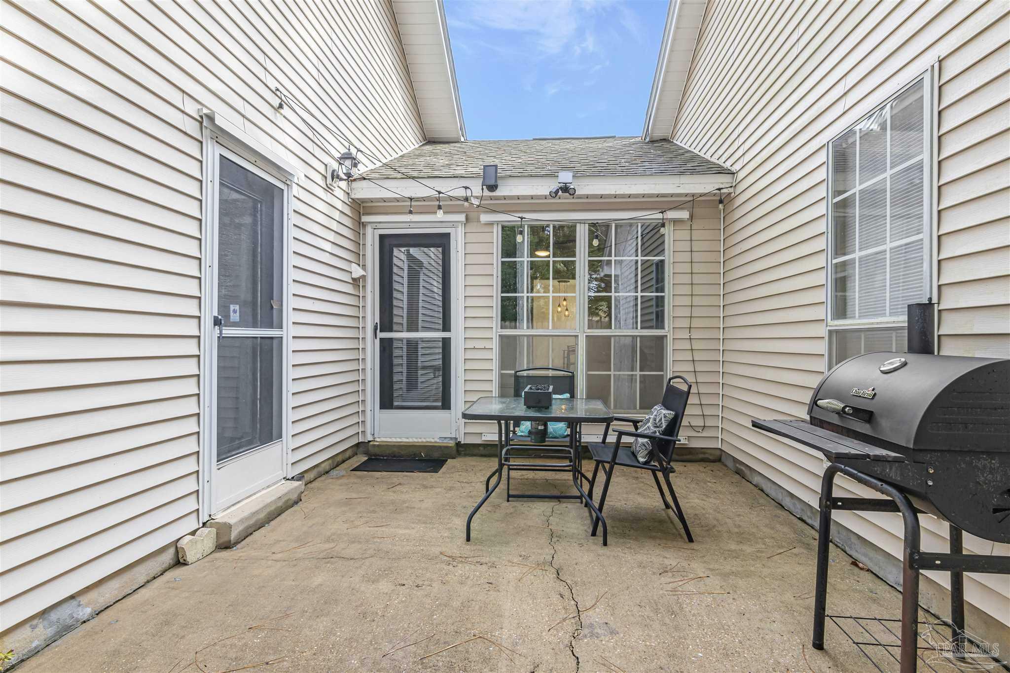 Property Photo: 632 Emerald Ln FL 32547