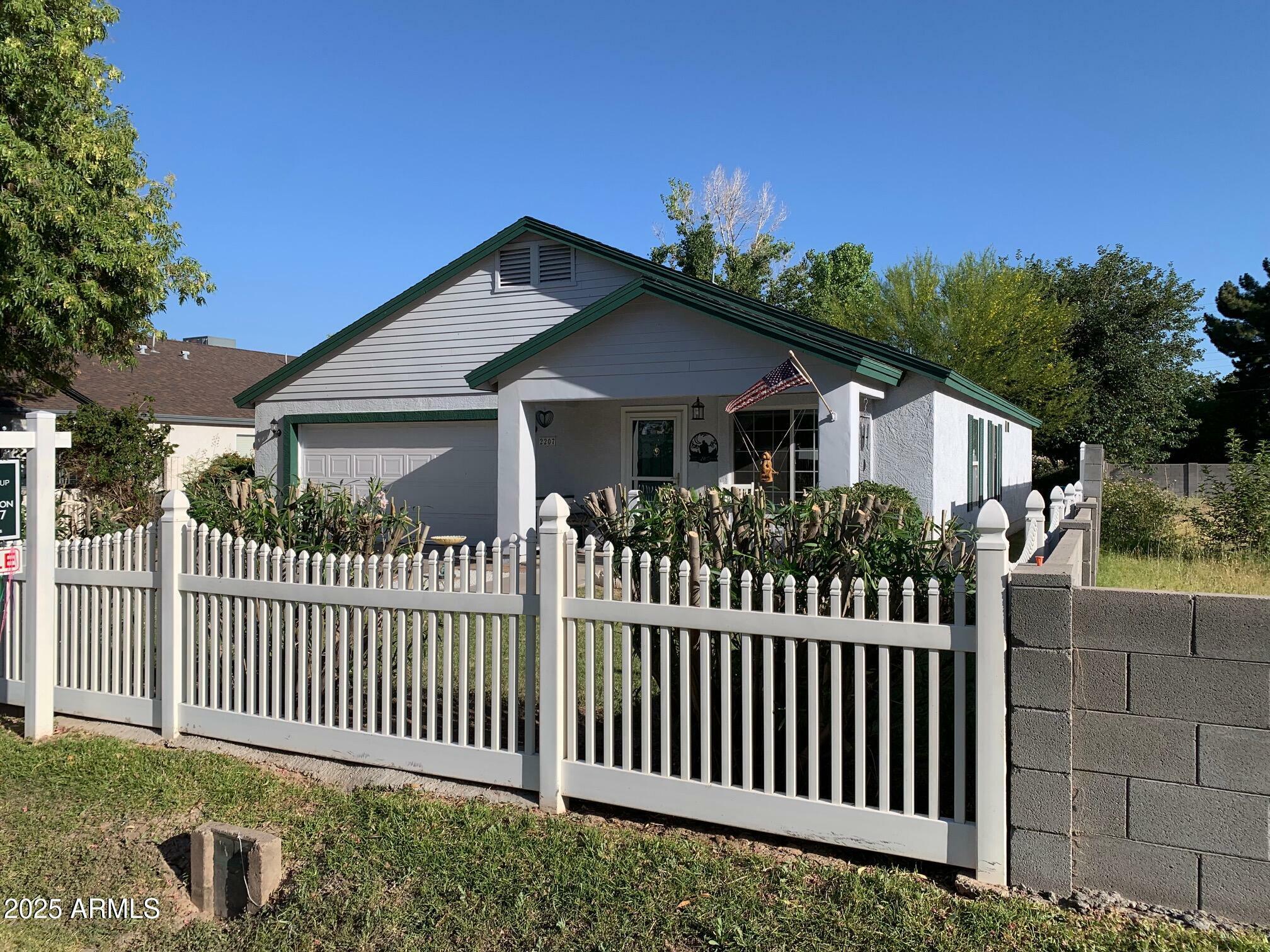 Property Photo: 2207 W Hayward Avenue AZ 85021