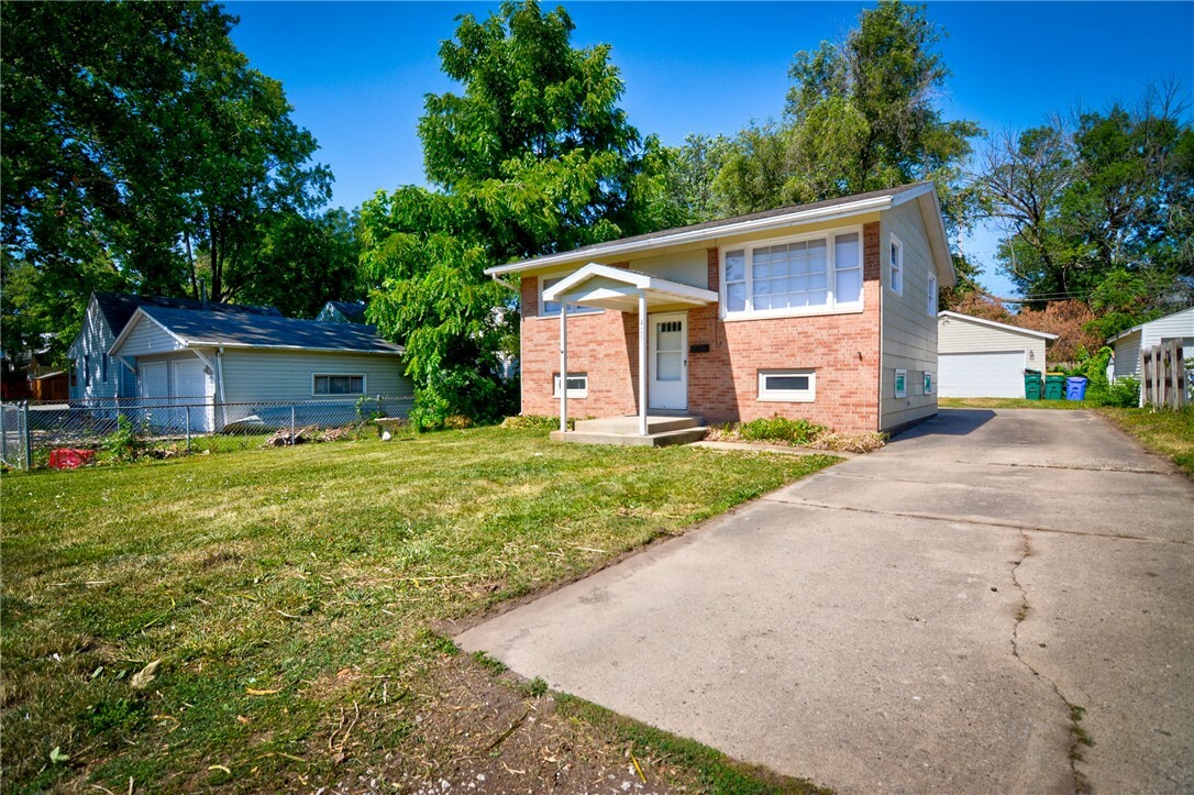 Property Photo:  425 S 22nd Place  IL 62521 