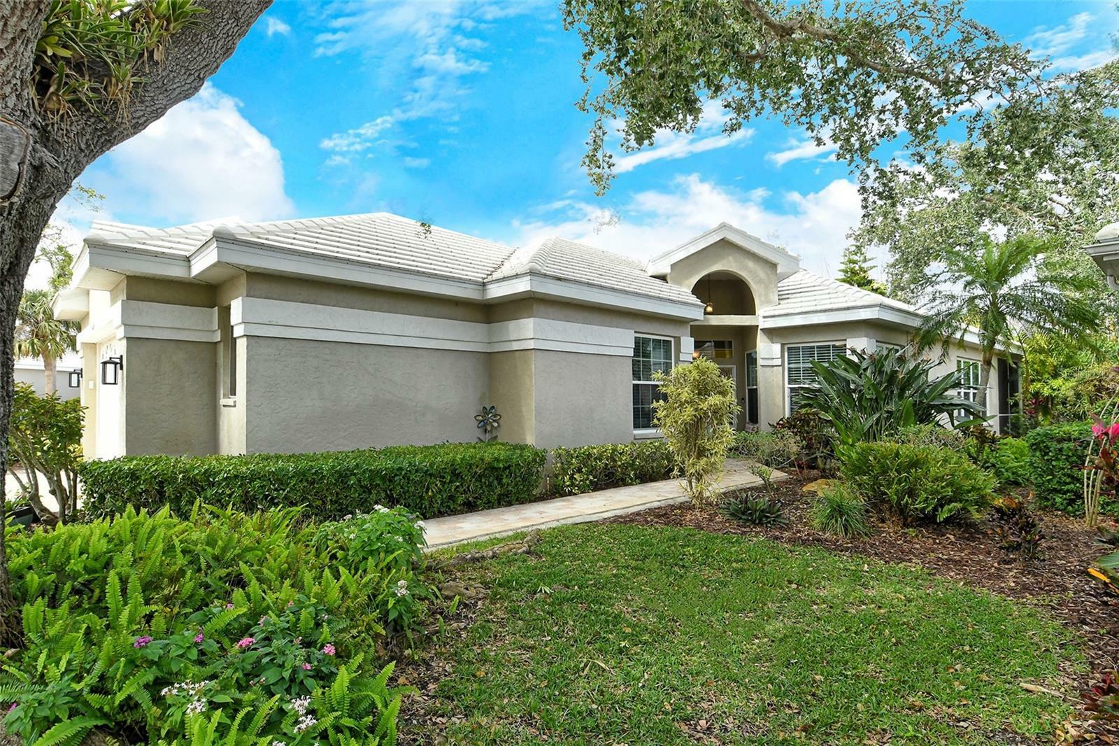 Property Photo:  560 Fallbrook Drive  FL 34292 