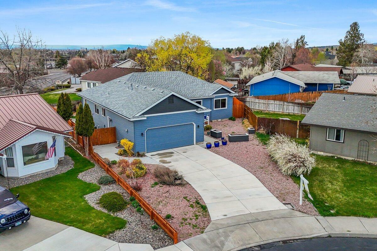 Property Photo:  855 NW Maple Lane  OR 97756 