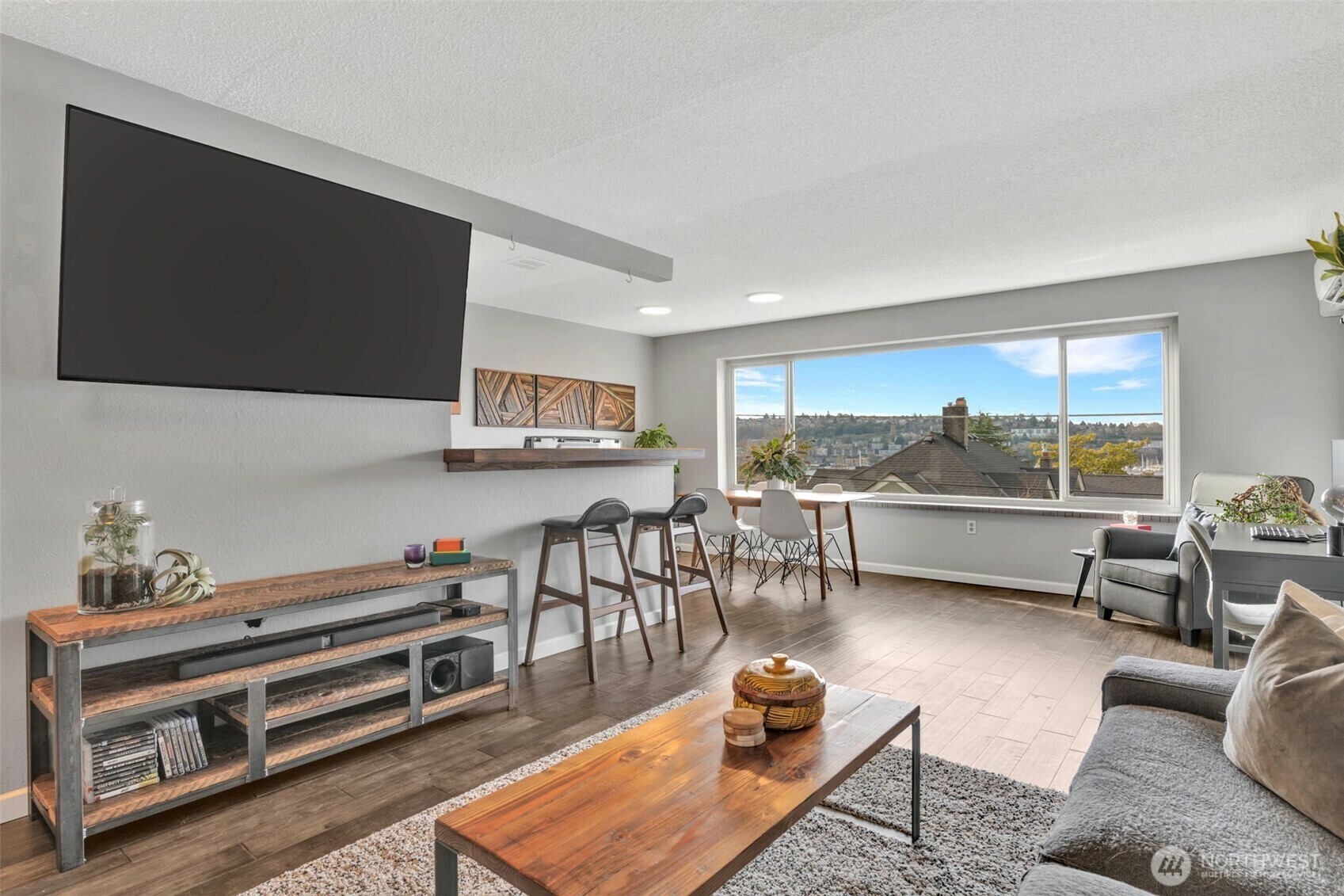 Property Photo: 2703 Boylston Avenue E 103 WA 98102