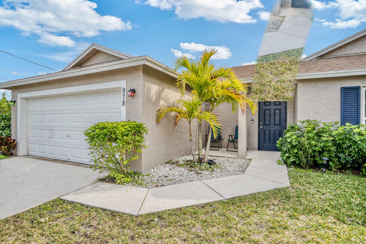 Property Photo:  978 SE Atlantus Avenue  FL 34983 