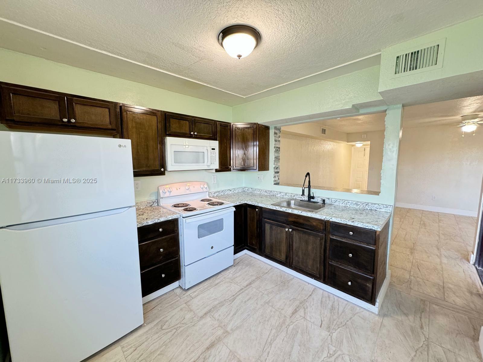 Property Photo:  1051 Jefferson Dr 1051J  FL 33034 