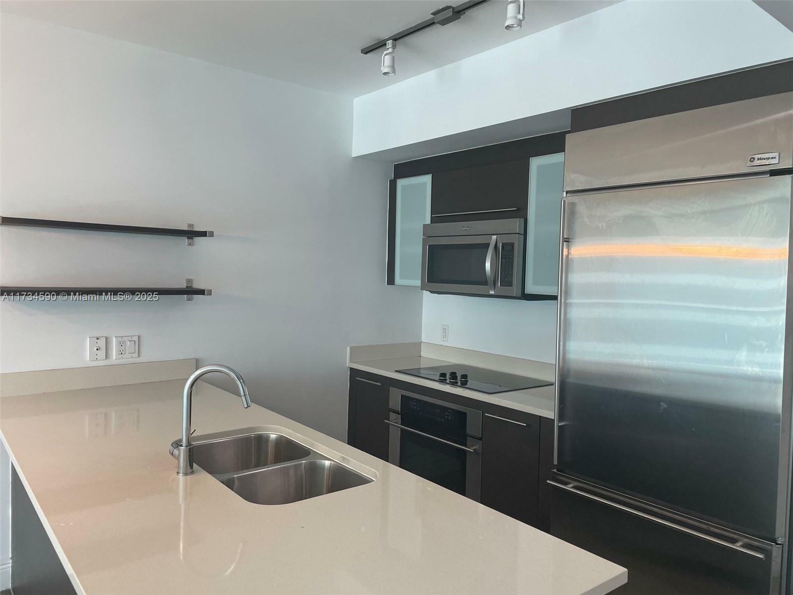 Property Photo:  500 Brickell Ave 1906  FL 33131 