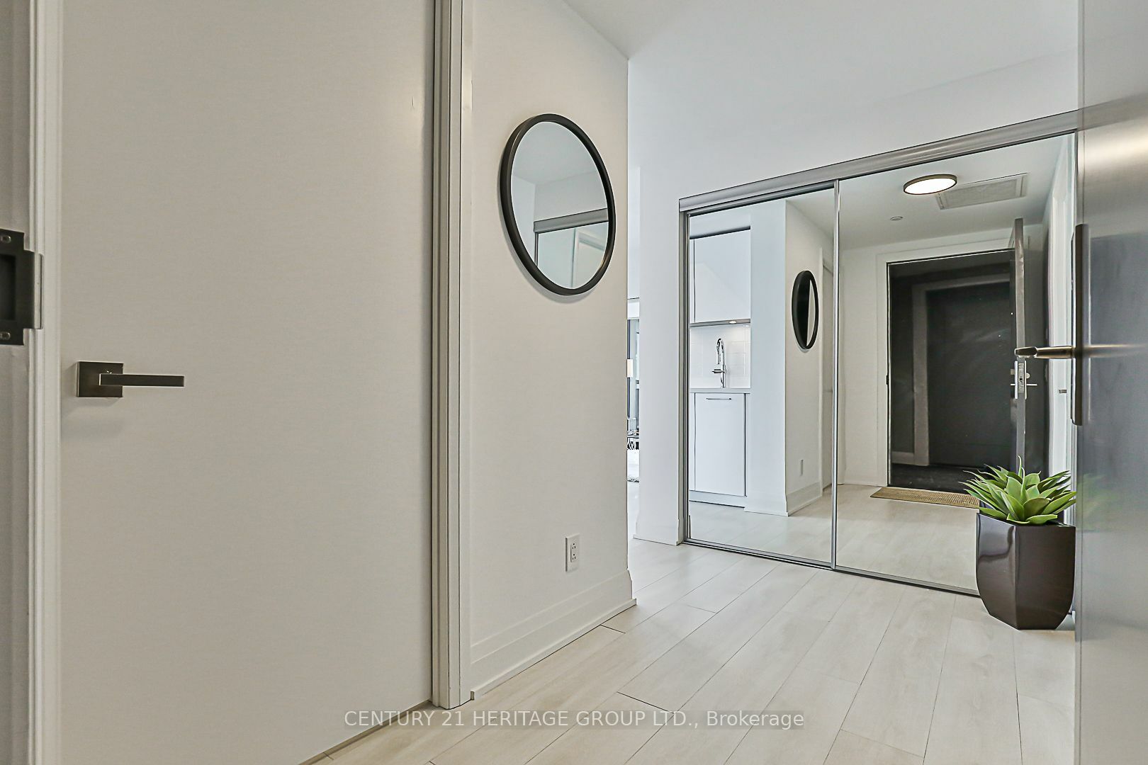 Property Photo:  33 Frederick Todd Way 606  ON M4G 0C9 